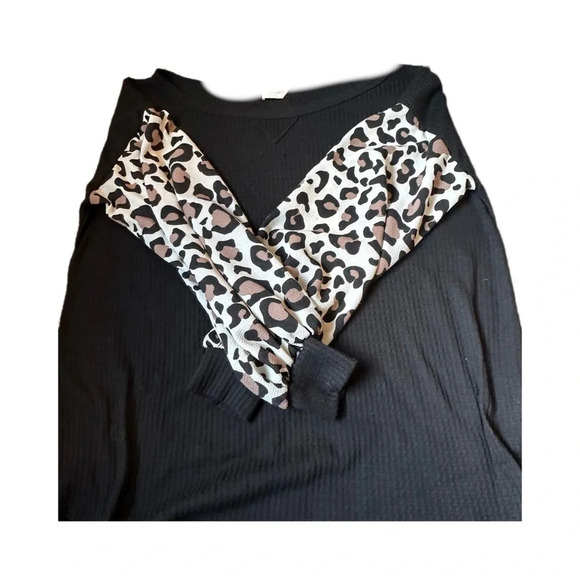 Women’s Medium Black Waffle and Animal Print Material Blouse​ - Picture 5 of 7